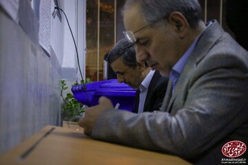 ببینید | احمدی نژاد کجا و به همراه چه کسی در ساعات پایانی رای گیری رای داد؟