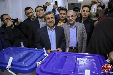 ببینید | احمدی نژاد کجا و به همراه چه کسی در ساعات پایانی رای گیری رای داد؟