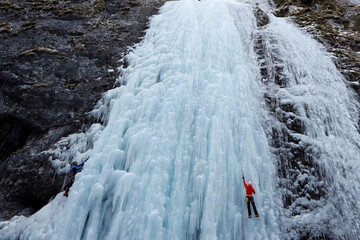 عکس | صعود از آبشار یخ زده در کوه های آلپ