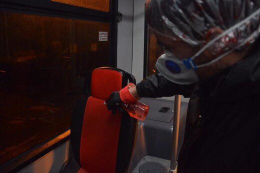 شستشو و ضدعفونی کردن اتوبوس‌های پایتخت برای مقابله با کرونا ویروس