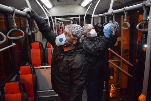 شستشو و ضدعفونی کردن اتوبوس‌های پایتخت برای مقابله با کرونا ویروس