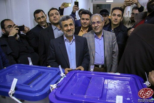 ببینید | شاهکار جدید محمود احمدی‌نژاد : آموزش ساخت ماسک ضد کرونا ،پای صندوق رای !