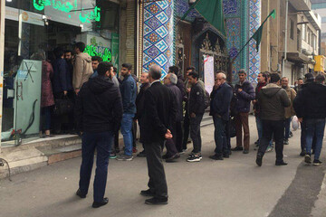 ببینید | صف خرید ماسک مقابل داروخانه برای جلوگیری از ویروس کرونا