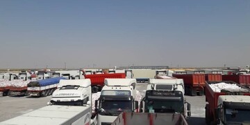 بسته شدن مرز مهران به دلیل شیوع کرونا ۱۰۰۰ کامیون را سرگردان کرد
