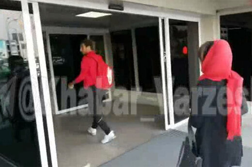 ببینید | شجاع خلیل‌زاده به دختری که می‌خواست سلفی بگیرد :فاصله بگیر کرونا نگیریم!