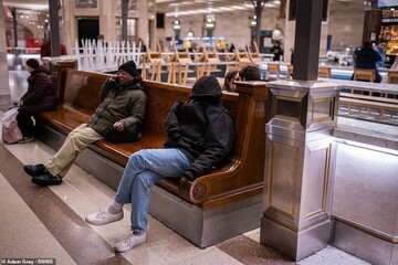 تصاویری تکان‌دهنده از تلاش بی‌خانمان‌ها برای جای خواب