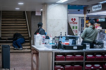 تصاویری تکان‌دهنده از تلاش بی‌خانمان‌ها برای جای خواب