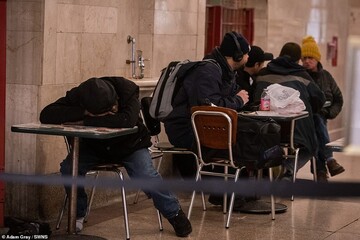 تصاویری تکان‌دهنده از تلاش بی‌خانمان‌ها برای جای خواب