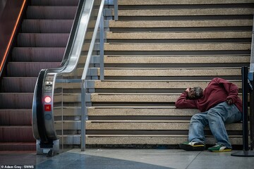 تصاویری تکان‌دهنده از تلاش بی‌خانمان‌ها برای جای خواب