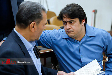 ببینید | حالت‌های روح الله زم در زمان اعتراف در سومین جلسه دادگاه