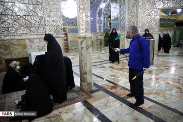 ضدعفونی کردن حرم حضرت فاطمه معصومه(س)