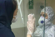 ببینید | تصویر اثرگذار از  دو پرستار زن در مرز بین قرنطینه و عادی بیمارستانی در کاشان