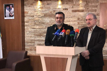 عکس شهید قاسم سلیمانی در اتاق وزیر بهداشت در حاشیه کنفرانس خبری با رییس پلیس ناجا