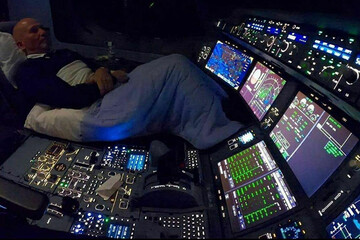 عکس | خلبان‌ها حین پرواز می‌خوابند!