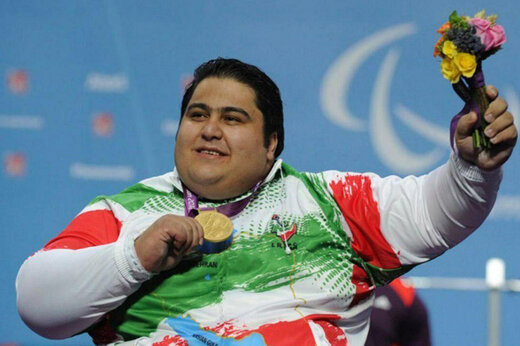 کجای این تندیس شبیه به سیامند رحمان است؟