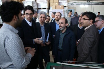 مشکلات واحدهای تولیدکننده ماسک و موادضدعفونی‌کننده شهرستان گرمسار بررسی شد