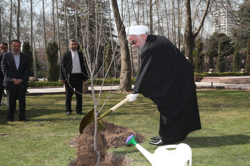 President Rouhani plants sapling on national Arbor Day