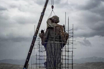 ببینید | عملیات نصب آخرین قطعه از پیکره‌ی پانزده متری نماد ایثار و مقاومت مردم کردستان