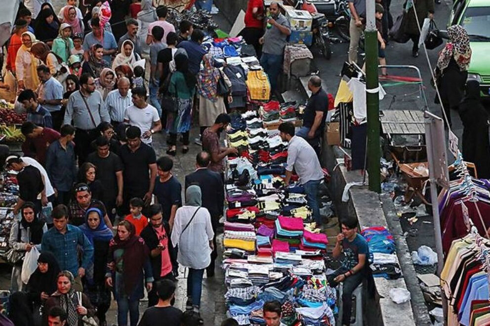 عکس | دستفروشی تلخ یک کودک خردسال؛ فروش نقاشی‌های شخصی کنار خیابان