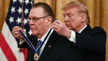 ترامپ مدال آزادی را به گردن تحلیلگر ارشد شبکه فاکس بست