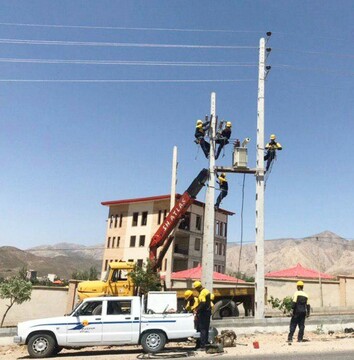 احداث شبکه و نصب پست هوایی جهت تامین برق متقاضیان جدید در مهدیشهر