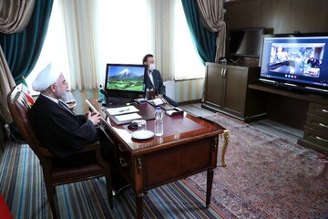 روحاني يتحدث عبر الفيديو كونفرانس مع طاقم مستشفى الامام الخميني (ره)