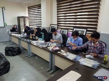 همت جهادگران گروه منتظران صالح البرز در تولید هزاران محافظ صورت 