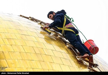 شستشوی گنبد حرم حضرت معصومه (س) در آستانه سال جدید