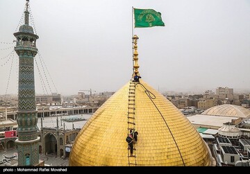 شستشوی گنبد حرم حضرت معصومه (س) در آستانه سال جدید