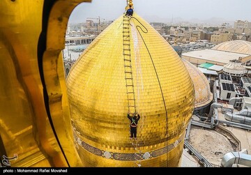 شستشوی گنبد حرم حضرت معصومه (س) در آستانه سال جدید