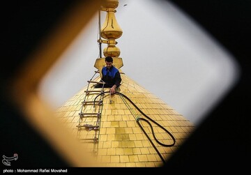 شستشوی گنبد حرم حضرت معصومه (س) در آستانه سال جدید