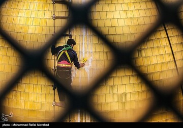 شستشوی گنبد حرم حضرت معصومه (س) در آستانه سال جدید