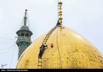 شستشوی گنبد حرم حضرت معصومه (س) در آستانه سال جدید