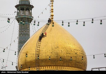 شستشوی گنبد حرم حضرت معصومه (س) در آستانه سال جدید