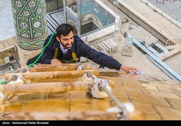 شستشوی گنبد حرم حضرت معصومه (س) در آستانه سال جدید