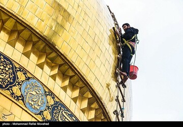 شستشوی گنبد حرم حضرت معصومه (س) در آستانه سال جدید