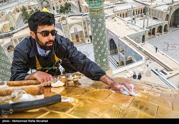 شستشوی گنبد حرم حضرت معصومه (س) در آستانه سال جدید