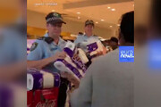 ببینید | تلاش ماموران پلیس در سیدنی برای توزیع عادلانه دستمال توالت