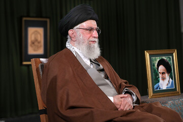 تصویری از رهبر انقلاب در لحظه ایراد پیام نوروزی خطاب به ملت ایران