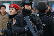 ببینید | برخورد شدید پلیس ضدشورش چین با متخلفانی که از قرنطینه ووهان خارج شدند