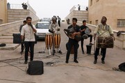 اجرای موسیقی شاد در محوطه بیمارستان صدوقی یزد برای بیماران کرونایی