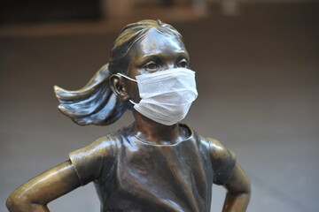 کرونا، چهره مجسمه‌های مشهور جهان را هم تغییر داده است/عکس