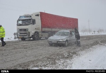 برف و باران در محورهای ١٣ استان