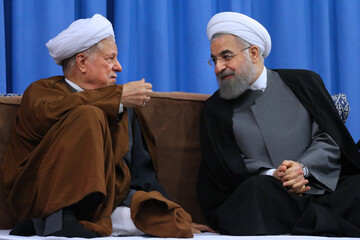 تصویری دیدنی از آیت‌الله هاشمی و حسن روحانی با لباس نظامی