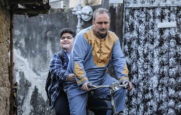 ببینید | عکسی دیدنی از بهبود فریبای «سریال پایتخت» و پسرش سوار بر دوچرخه