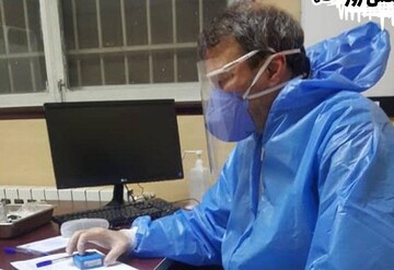 دشمن شماره یک کی‌روش در حال ویزیت بیماران کرونایی/عکس