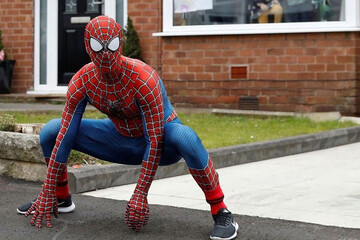 ببینید | اسپایدرمن در خیابان‌های منچستر!