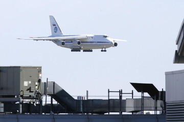 ببینید | هواپیمای حامل کمک‌های پزشکی روسیه به آمریکا در فرودگاه نیویورک!