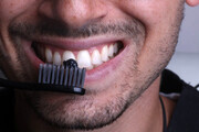 ۱۳ روش ارزان و خانگی برای سفید کردن دندان‌ها