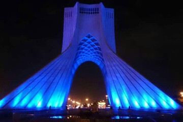 ببینید | تغییر رنگ برج آزادی تهران به خاطر بیماران اوتیسم